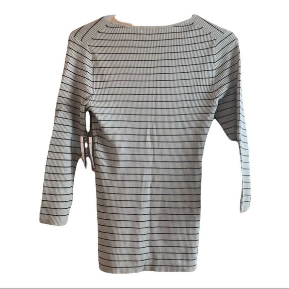 Chelsea & Theodore V-Neck Ribbed Pull Over - Picture 3 of 4